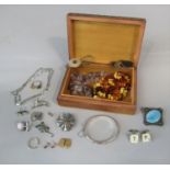 Mixed lot of jewellery to include a small quantity of 9ct items; a pair of garnet stud earrings, a