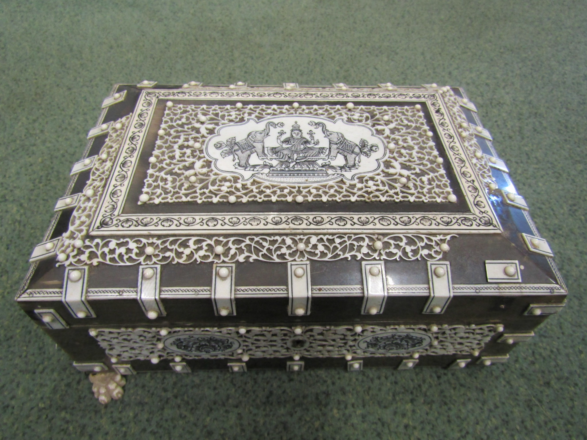 Vizagapatam casket the lid with central panel decorated with a Buddhistic deity - Image 4 of 4