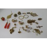 Collection of 9ct jewellery to include a pair of tri-colour stud earrings, several further single