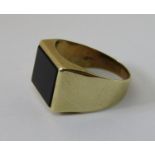Gents 14ct onyx ring, size X, 7.1g