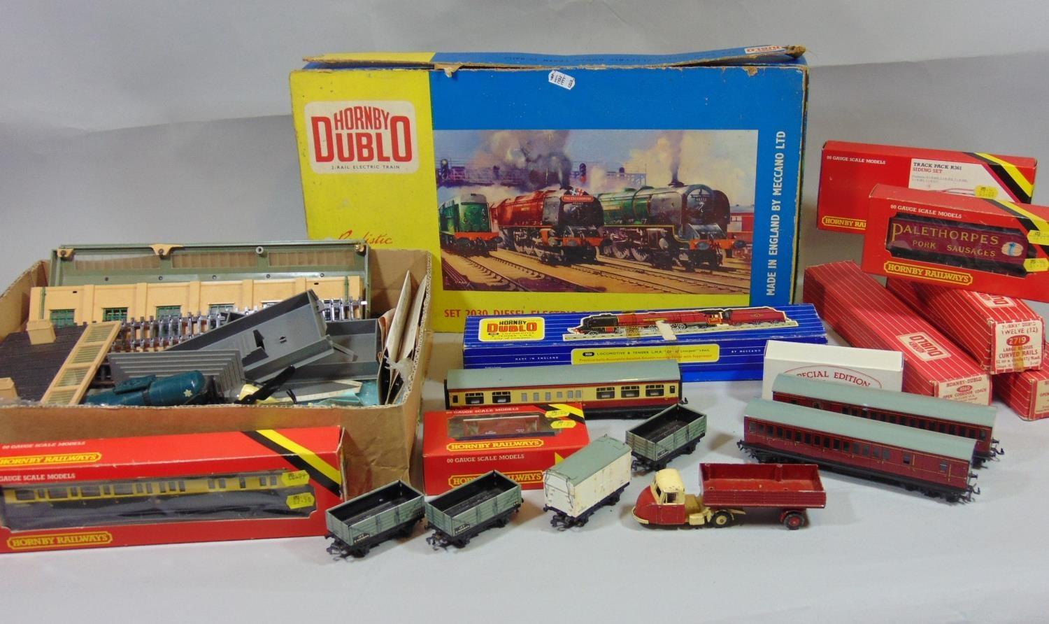 Hornby Dublo collection including set 20/30 Diesel electric goods train, 2206 0-6-0 tank loco,