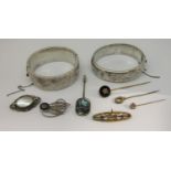 Mixed group of jewellery to include a 9ct wishbone brooch, three yellow metal stick pins, two hinged