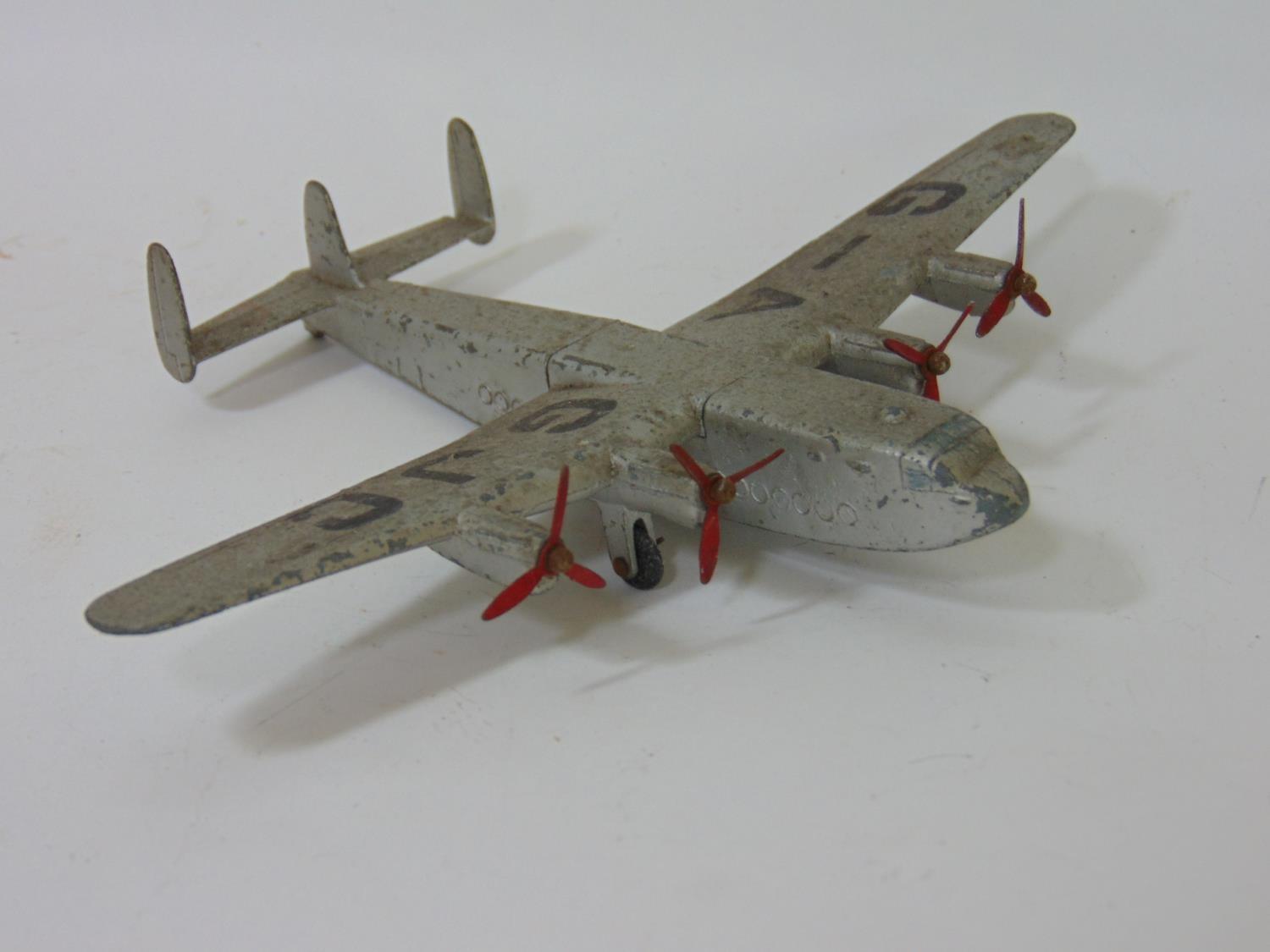 17 model Dinky toy aircraft including Heavy Bomber, Flying Boat, Beechcraft c55 Baron etc and 3 - Image 3 of 3