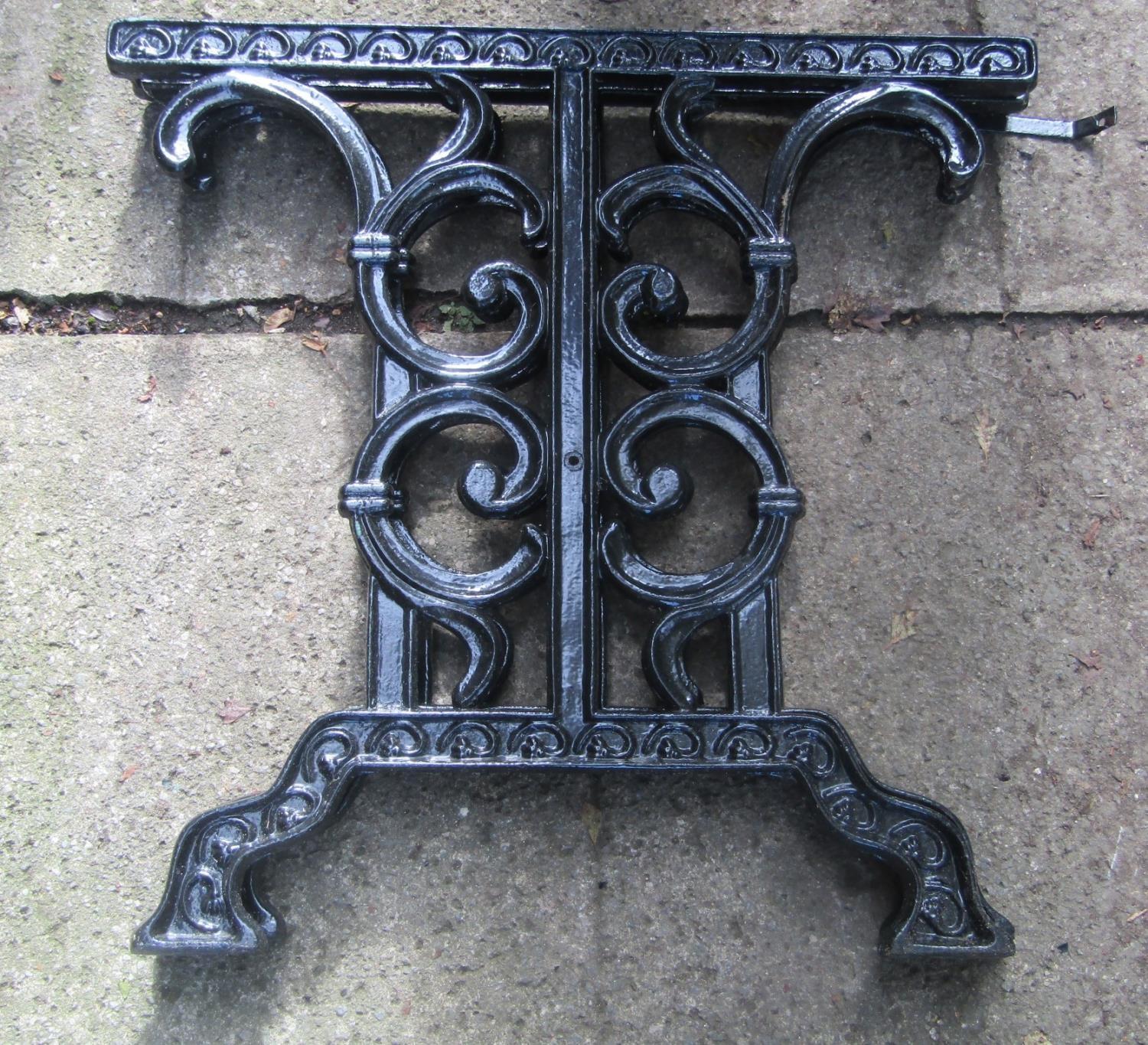 A two seat garden bench with timber lathes and decorative pierced cast iron ends, 130 cm long - Image 3 of 3