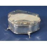 Edwardian silver serpentine vitrine/ring box, with stylised relief to the hinged lid, enclosing a