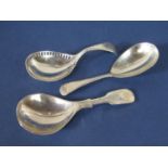 Edwardian Britannia silver caddy spoon with pierced arcaded rim to the bowl and bright cut handle,