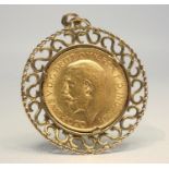 SOVEREIGN - GEORGE V, 1912 SET IN A 9 CT GOLD FILIGREE PENDANT MOUNT, GROSS WEIGHT, 11.7 GRAMS
