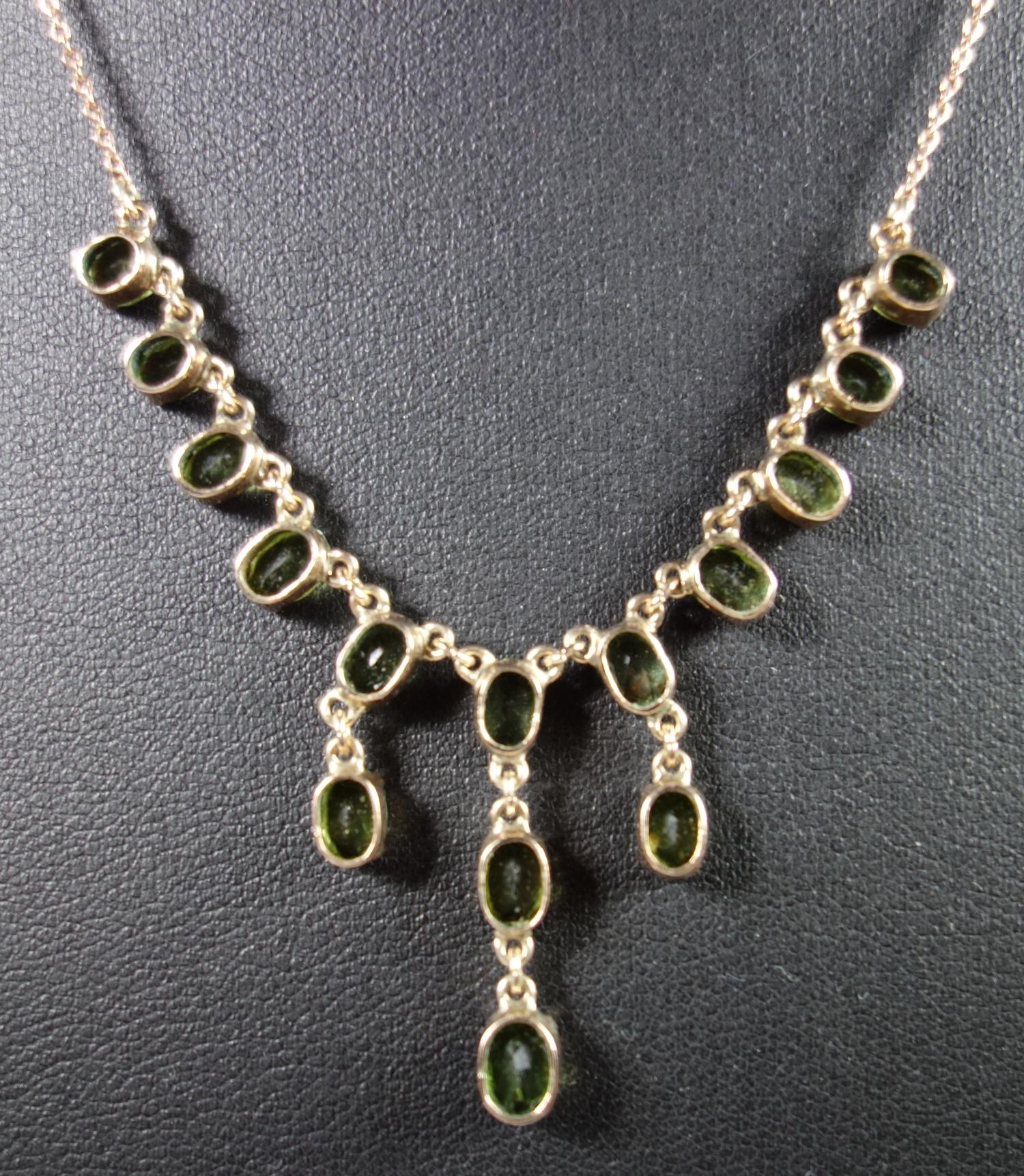 A PERIDOT FRINGE NECKLACE, SET WITH FIFTEEN OVAL CUT PERIDOT ON AN INTEGRATED 9 CT YELLOW GOLD - Bild 4 aus 5