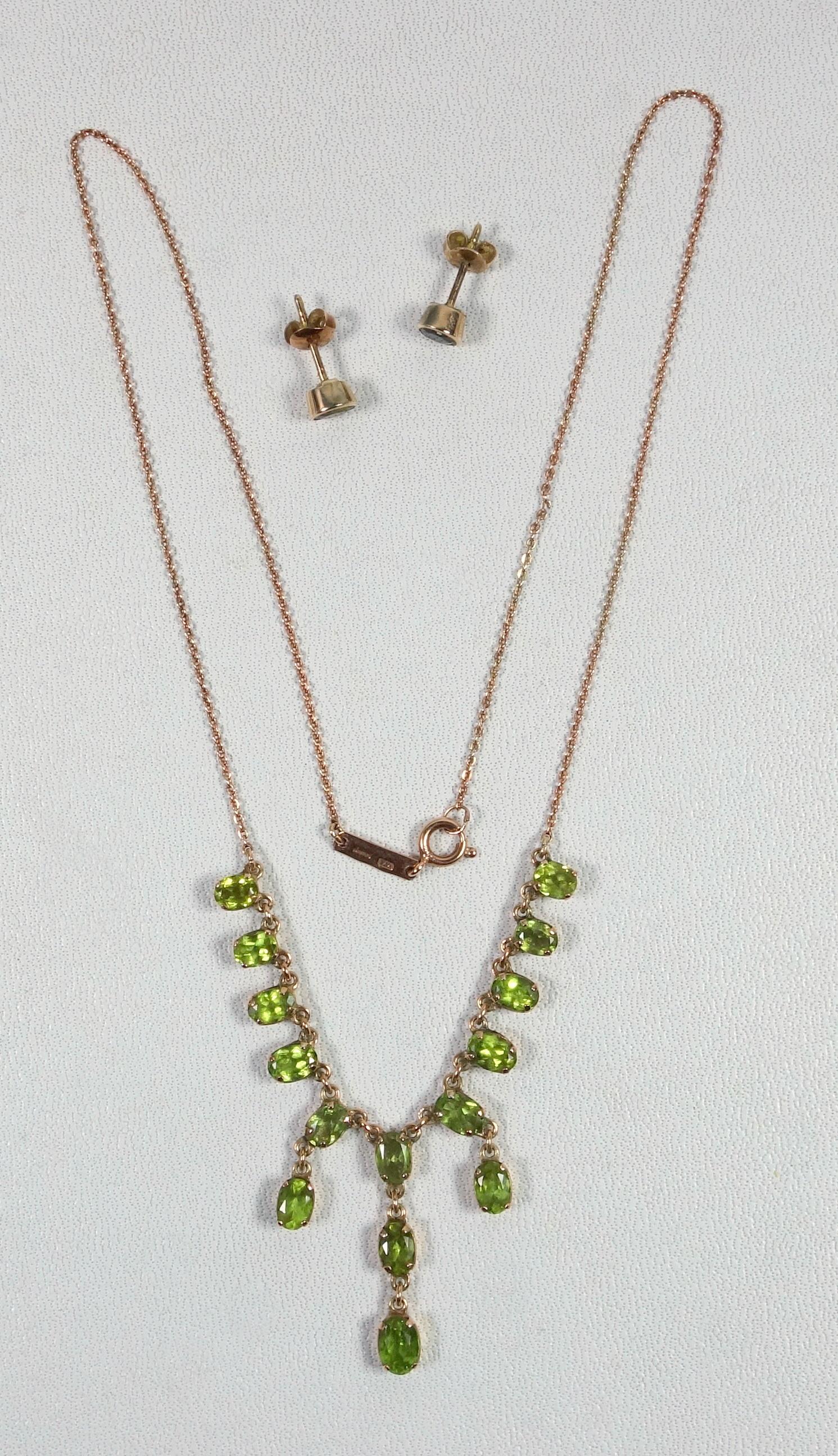 A PERIDOT FRINGE NECKLACE, SET WITH FIFTEEN OVAL CUT PERIDOT ON AN INTEGRATED 9 CT YELLOW GOLD - Bild 5 aus 5