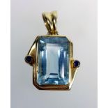 AQUAMARINE AND SAPPHIRE PENDANT STAMPED 18K, THE EMERALD-CUT AQUAMARINE WEIGHING 10.25 CT APPROX.
