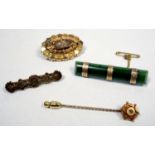 FOUR ANTIQUE GOLD BROOCHES, COMPRISING A 9 CT HORSESHOE BAR BROOCH, BIRMINGHAM 1916, VICTORIAN 9