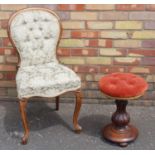 VICTORIAN WALNUT CHAIR WITH A SPOON BACK AND SERPENTINE SEAT UPHOLSTERED IN FLORAL FABRIC ON