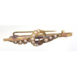 EDWARDIAN 15 CT GOLD AND SEED PEARL CROSSOVER DESIGN BAR BROOCH, WITH A DOUBLE PIN FITTING (W. 4.5