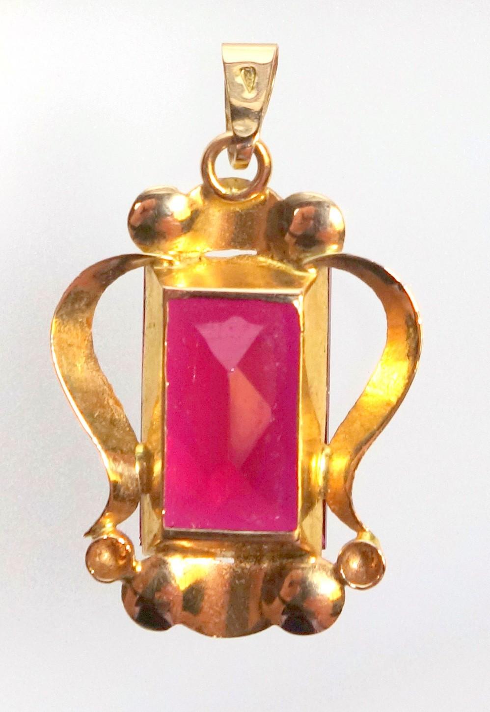 YELLOW METAL PENDANT SET WITH A RECTANGULAR RED STONE, THE SUSPENDER STAMPED 750 (H. 3 CM - Image 2 of 2