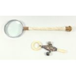 VICTORIAN MAGNIFYING GLASS WITH AN 18 CT GOLD PLATED METAL MOUNTED SPIRAL TWIST IVORY HANDLE BY E.