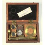 A VICTORIAN CULPEPER STYLE BRASS FIELD MICROSCOPE WITH THREE LENSES ETC. IN A MAHOGANY CASE, THE