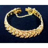 ITALIAN YELLOW METAL CHEVRON LINK BRACELET STAMPED 750, WITH TWO SPARE LINKS, 21.8 GRAMS