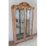 19TH CENTURY FRENCH LOUIS XV STYLE CARVED GILTWOOD VITRINE WITH A PAIR OF SHAPED GLAZED PANELLED