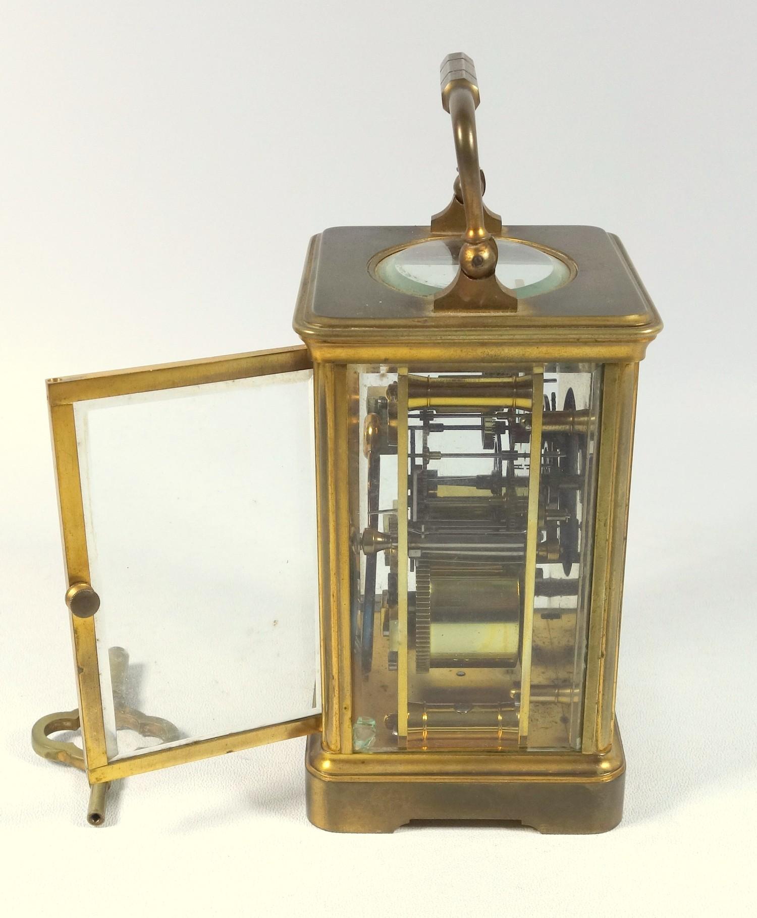 EARLY 20TH CENTURY FRENCH CARRIAGE CLOCK WITH A WHITE ENAMEL DIAL ENCLOSING AN EIGHT DAY MOVEMENT, - Image 7 of 9