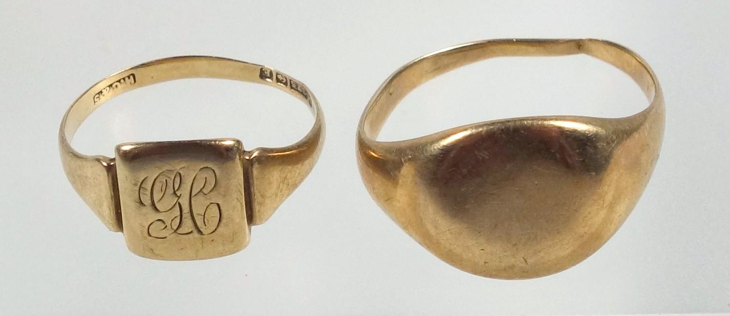 9 CT GOLD SIGNET RING (CUT), AND A SMALLER SIGNET RING, BIRMINGHAM 1929, 5.9 GRAMS (2)