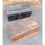 LATE VICTORIAN PINE BLANKET BOX (H. 30 CM, W. 73 CM, 39.5 CM) AND A METAL TRUNK WITH WOOD RUNNERS,