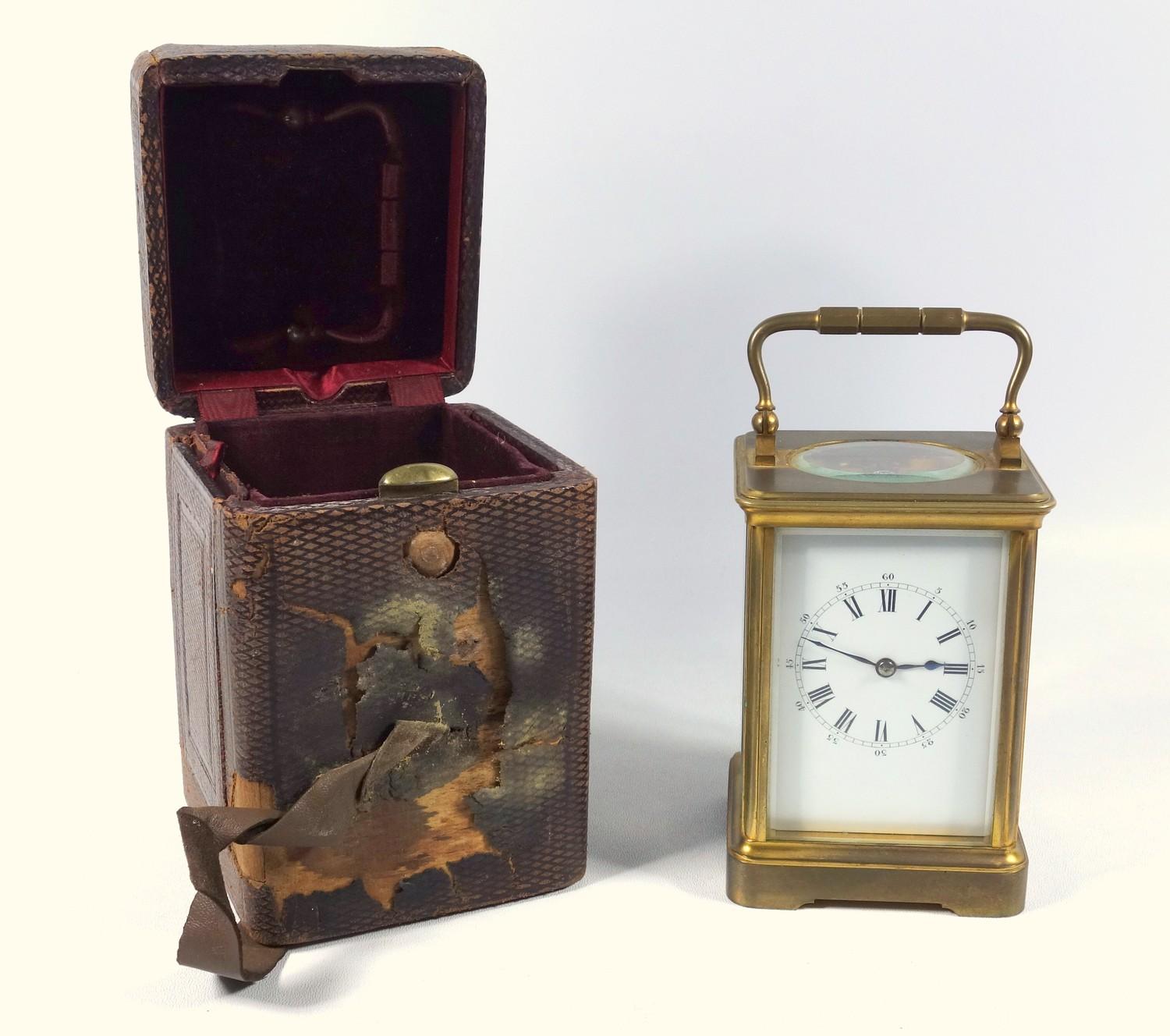 EARLY 20TH CENTURY FRENCH CARRIAGE CLOCK WITH A WHITE ENAMEL DIAL ENCLOSING AN EIGHT DAY MOVEMENT,