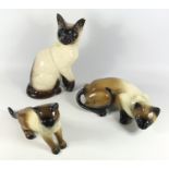 BESWICK EARTHENWARE MODEL OF A SIAMESE CAT, No. 1882 (H.24 CM) AND TWO OTHER MODELS OF CATS (3)