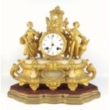 A FRENCH GILT METAL MANTEL CLOCK, EIGHT-DAY MOVEMENT WITH A CIRCULAR WHITE ENAMEL DIAL AND ROMAN
