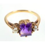 YELLOW METAL RING SET RECTANGULAR AMETHYST AND TWO SEED PEARLS, 2.8 GRAMS.