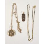 9 CT GOLD CIRCULAR LOCKET ON 9 CT CHAIN, 9 CT FINE CURB LINK NECKLACE AND A PENDANT, GROSS 6.9 GRAMS