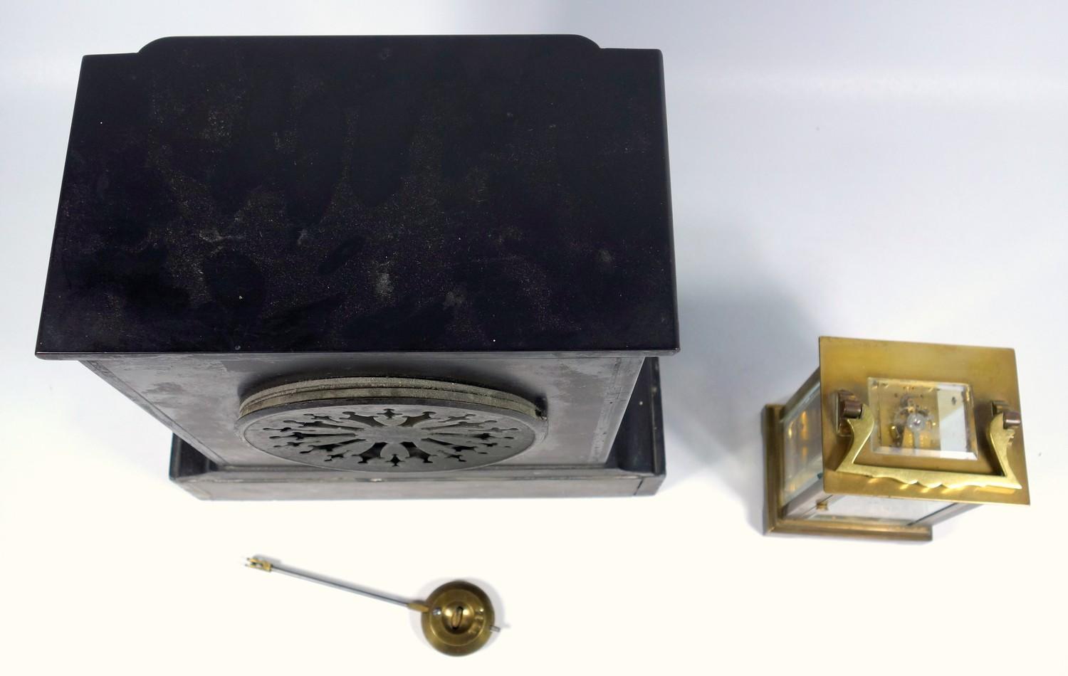 LATE 19TH CENTURY FRENCH MANTEL TIMEPIECE WITH A CIRCULAR WHITE ENAMELLED DIAL ENCLOSING AN EIGHT DY - Image 5 of 5