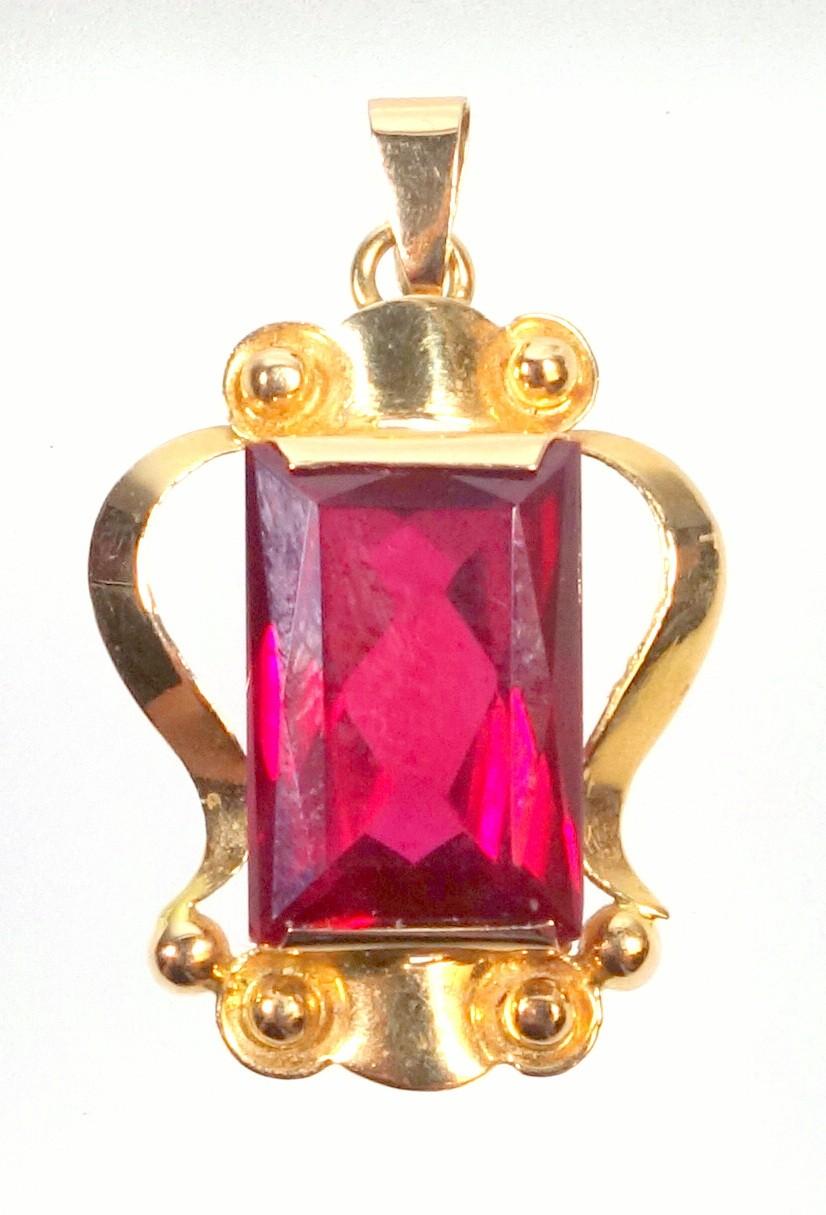 YELLOW METAL PENDANT SET WITH A RECTANGULAR RED STONE, THE SUSPENDER STAMPED 750 (H. 3 CM