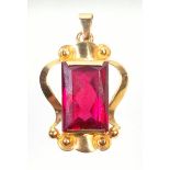 YELLOW METAL PENDANT SET WITH A RECTANGULAR RED STONE, THE SUSPENDER STAMPED 750 (H. 3 CM