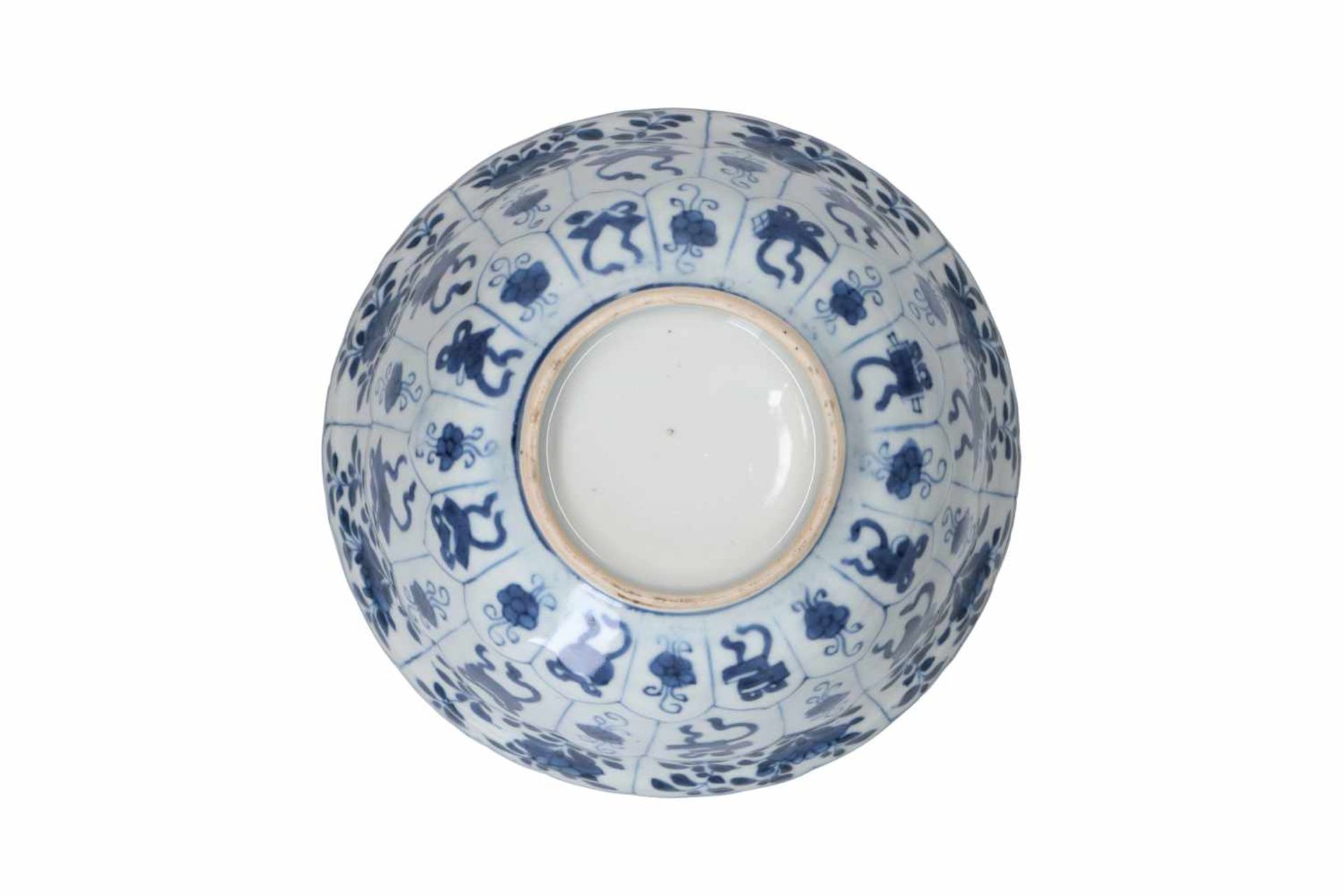 A blue and white porcelain bowl, decorated with flowers and antiquities. The center with three - Bild 5 aus 6