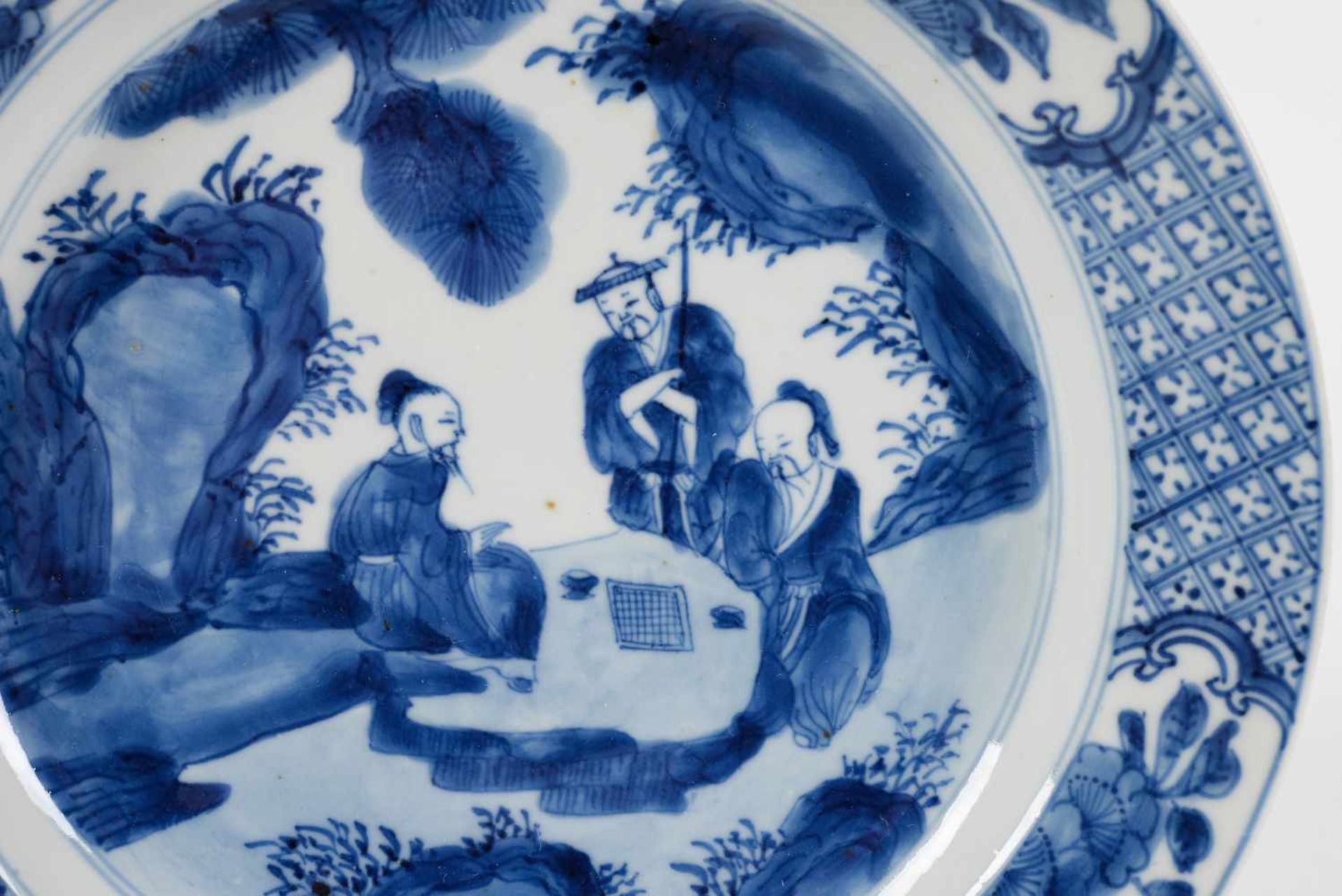 Two blue and white porcelain dishes, decorated with figures in a garden. Marked with 4-character - Bild 8 aus 11