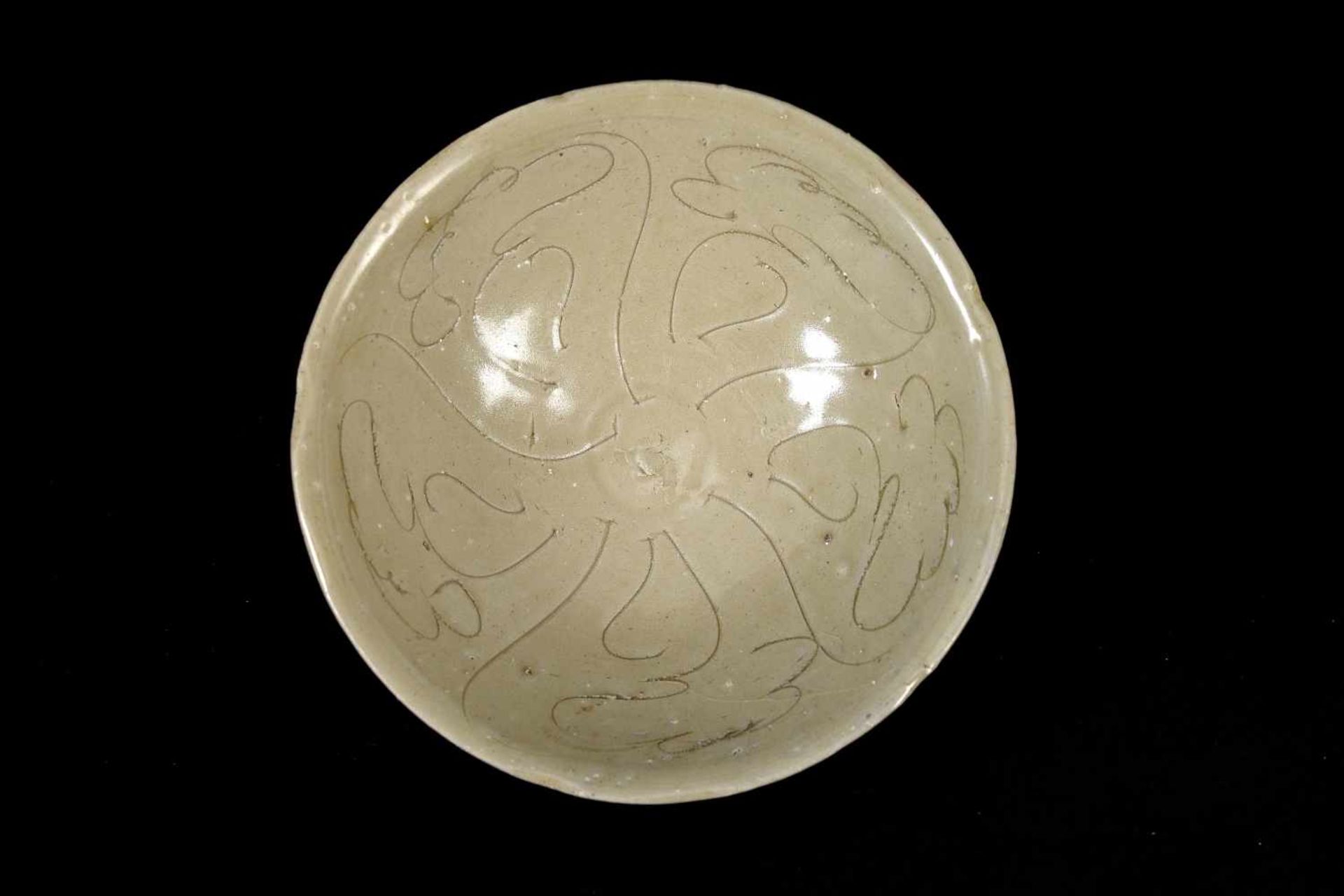 Lot of three celadon glazed bowls with abstract decor of clouds or flowers. Unmarked. China, Song. - Bild 3 aus 8