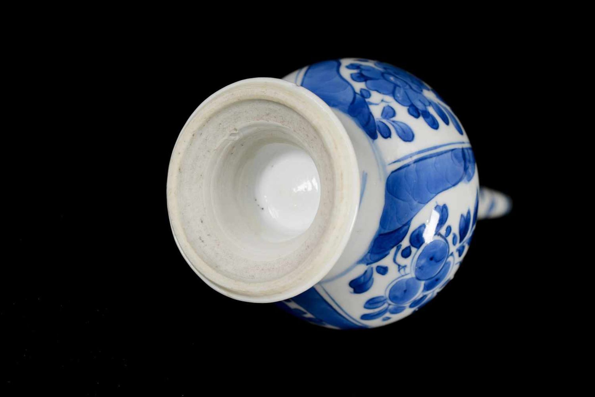 A blue and white porcelain sprinkler vase, decorated with flowers. Unmarked. China, Kangxi. - Bild 7 aus 8