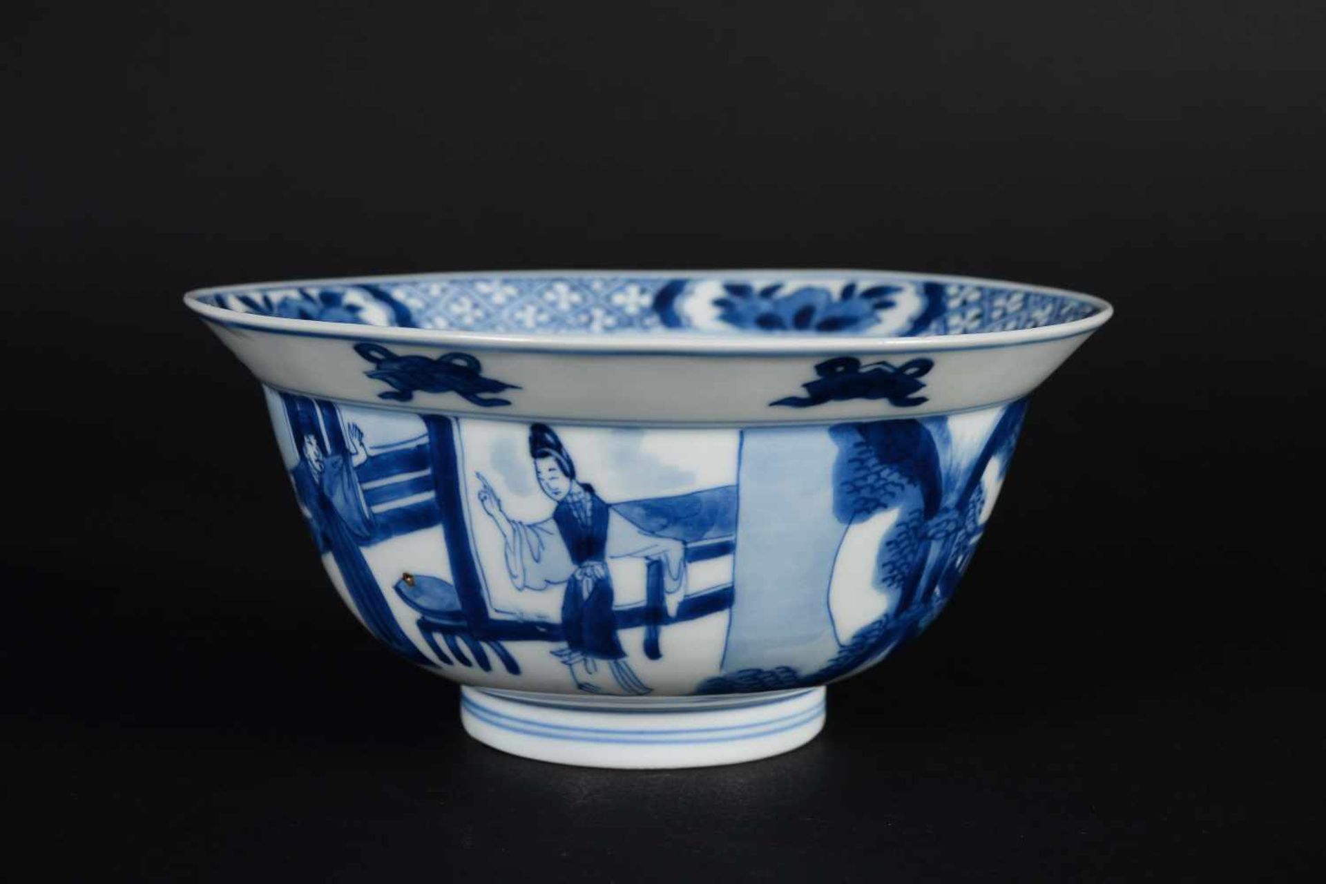 A pair of blue and white porcelain bowls, decorated with figures on a terrace, little boys and - Bild 8 aus 20