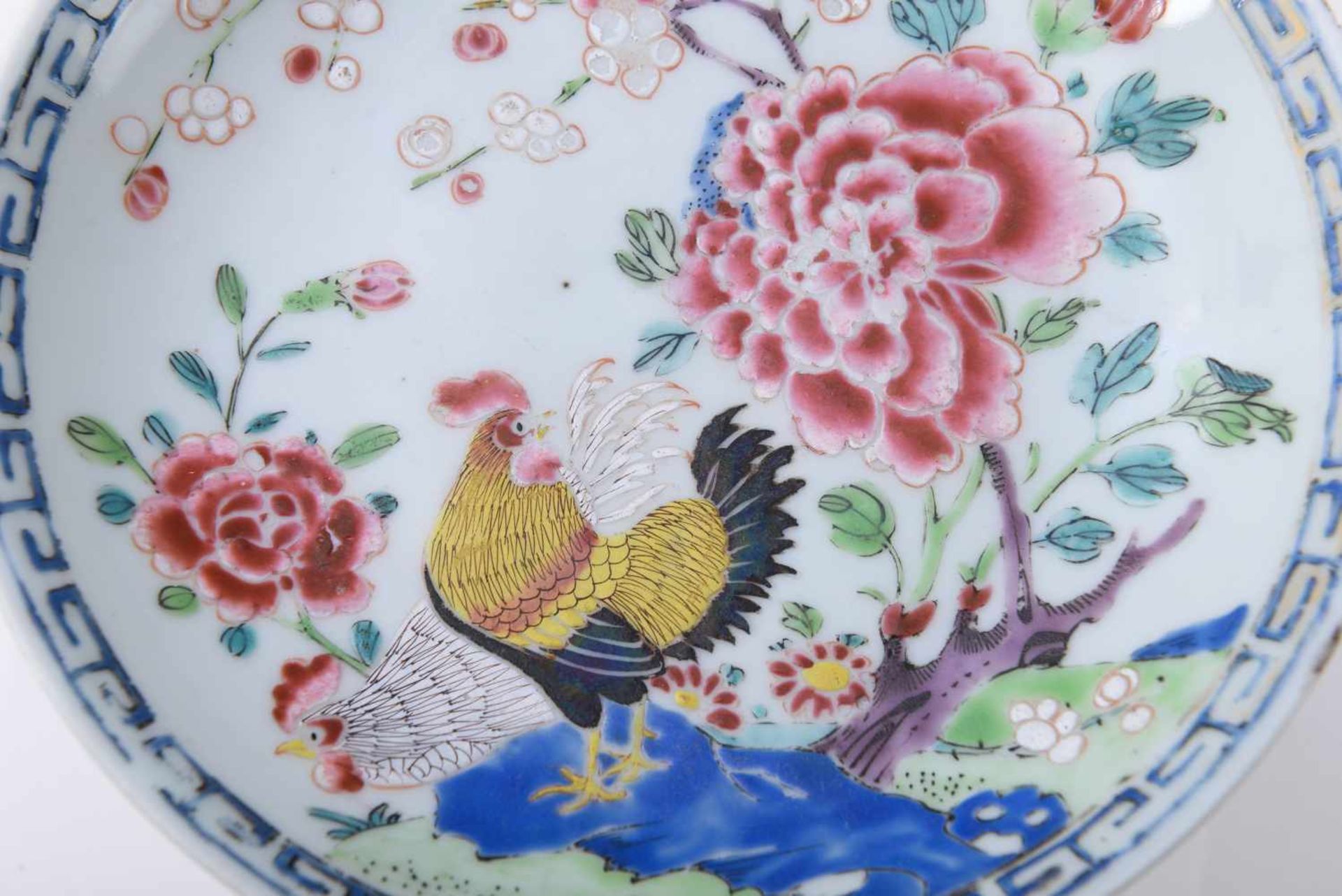 A famille rose porcelain chicken saucer, decorated with flowers. Unmarked. China, Qianlong. - Bild 5 aus 5
