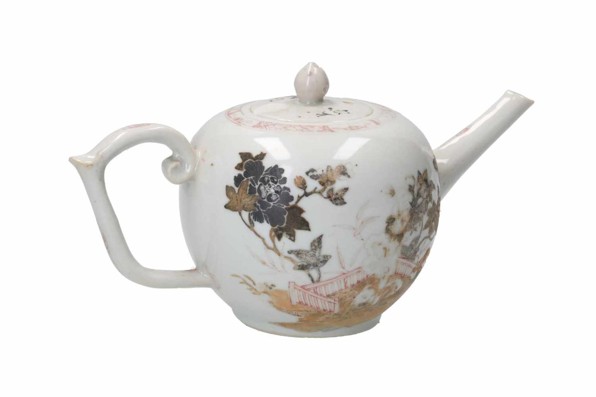 A polychrome and encre de Chine porcelain teapot, decorated with a terrace and flowers. Unmarked. - Bild 3 aus 7