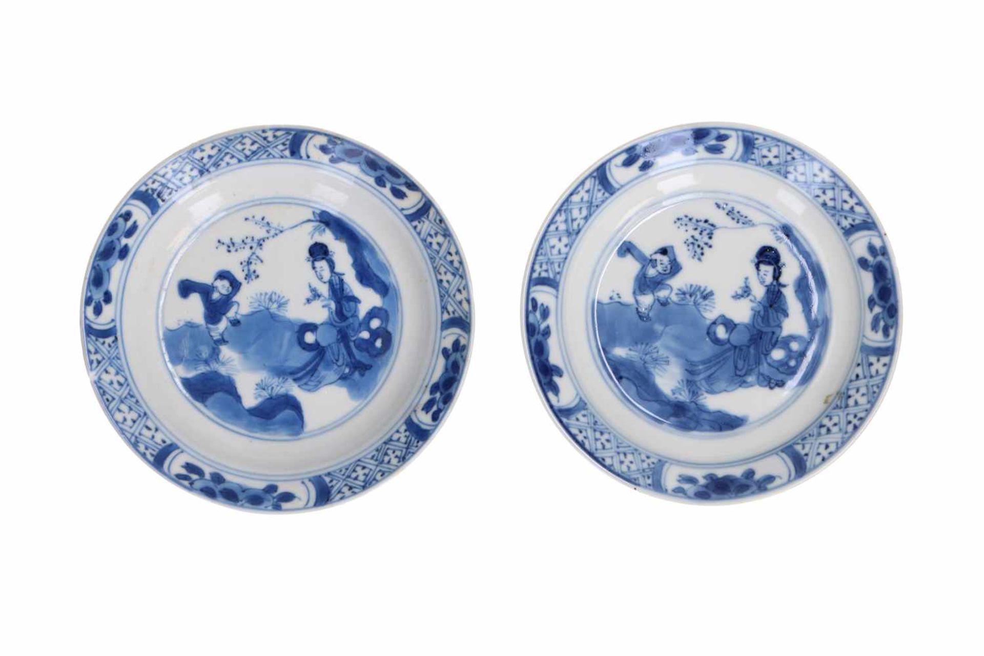 A set of 13 blue and white porcelain saucers, decorated with figures. Marked with 4-character - Bild 2 aus 11