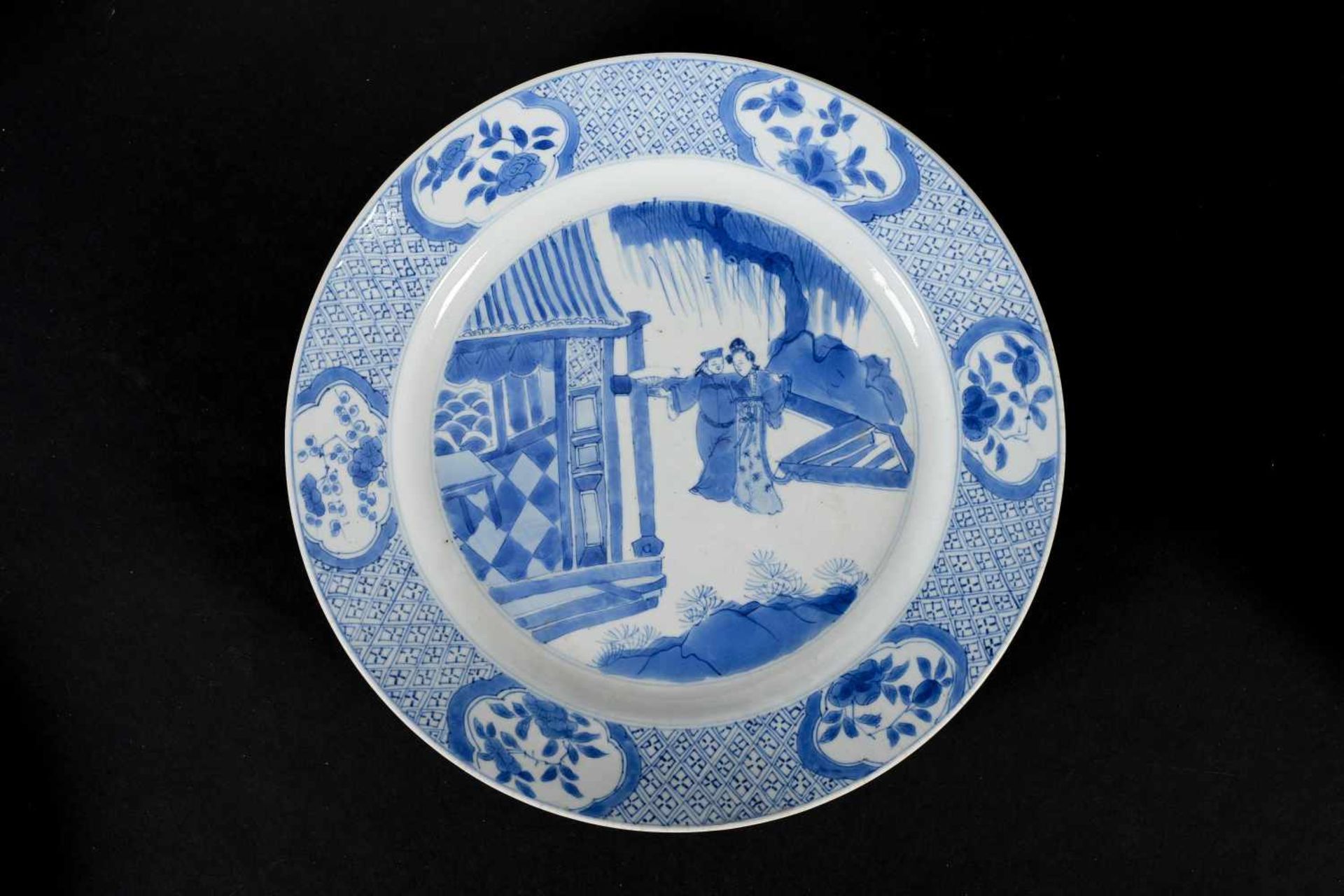 A pair of blue and white porcelain dishes, decorated with figures on a terrace and censers. Marked - Bild 4 aus 7