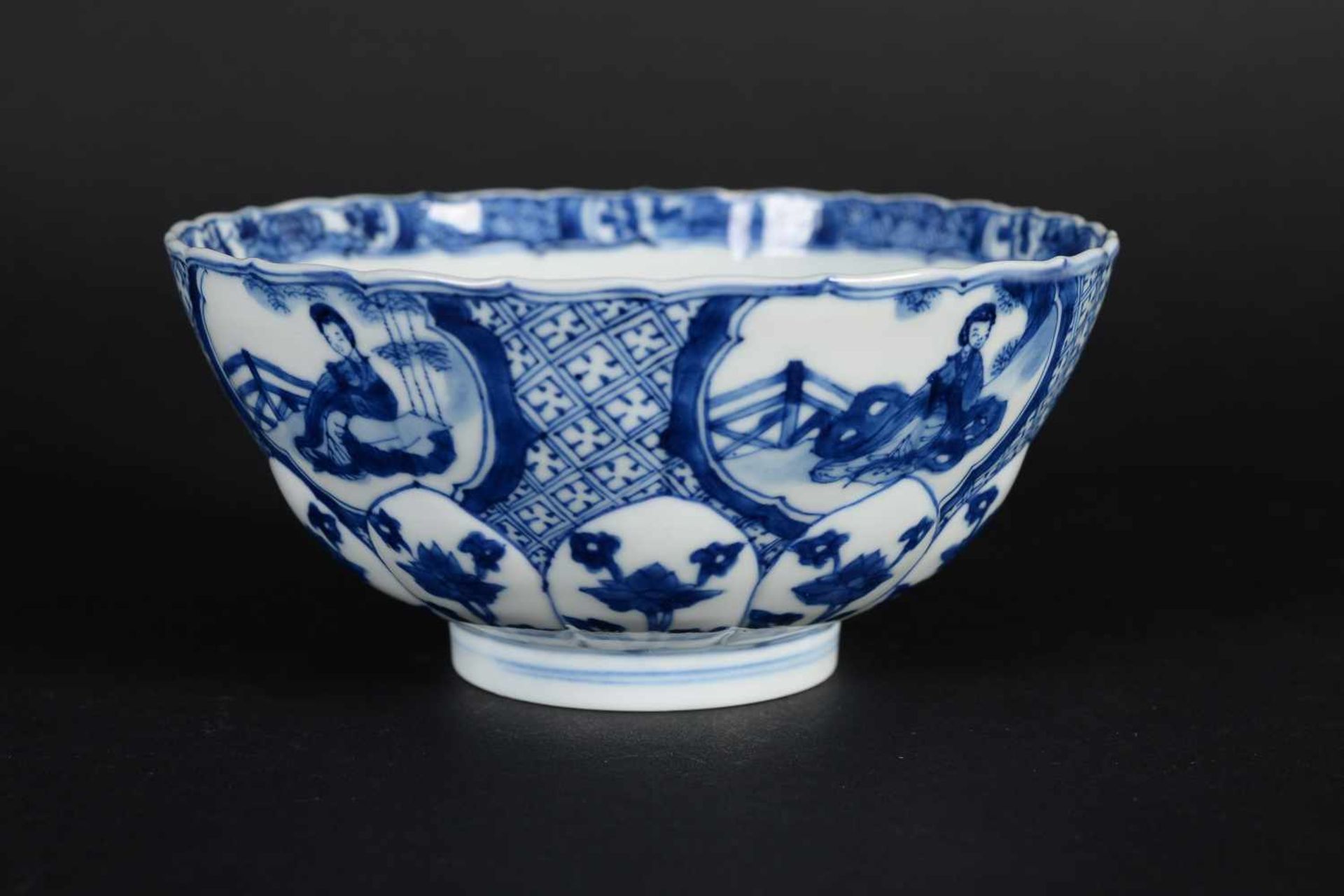 A lobed blue and white porcelain bowl, decorated with with long Elizas, flowers and little boys. - Bild 4 aus 9