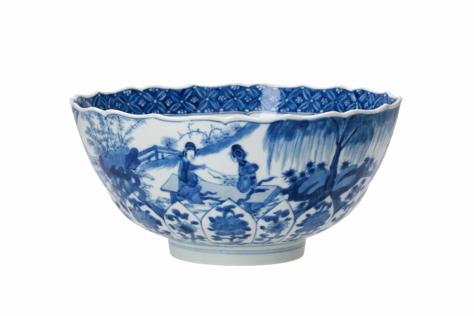 A blue and white porcelain bowl with scalloped rim, decorated with ladies in a garden and flowers. - Bild 3 aus 12