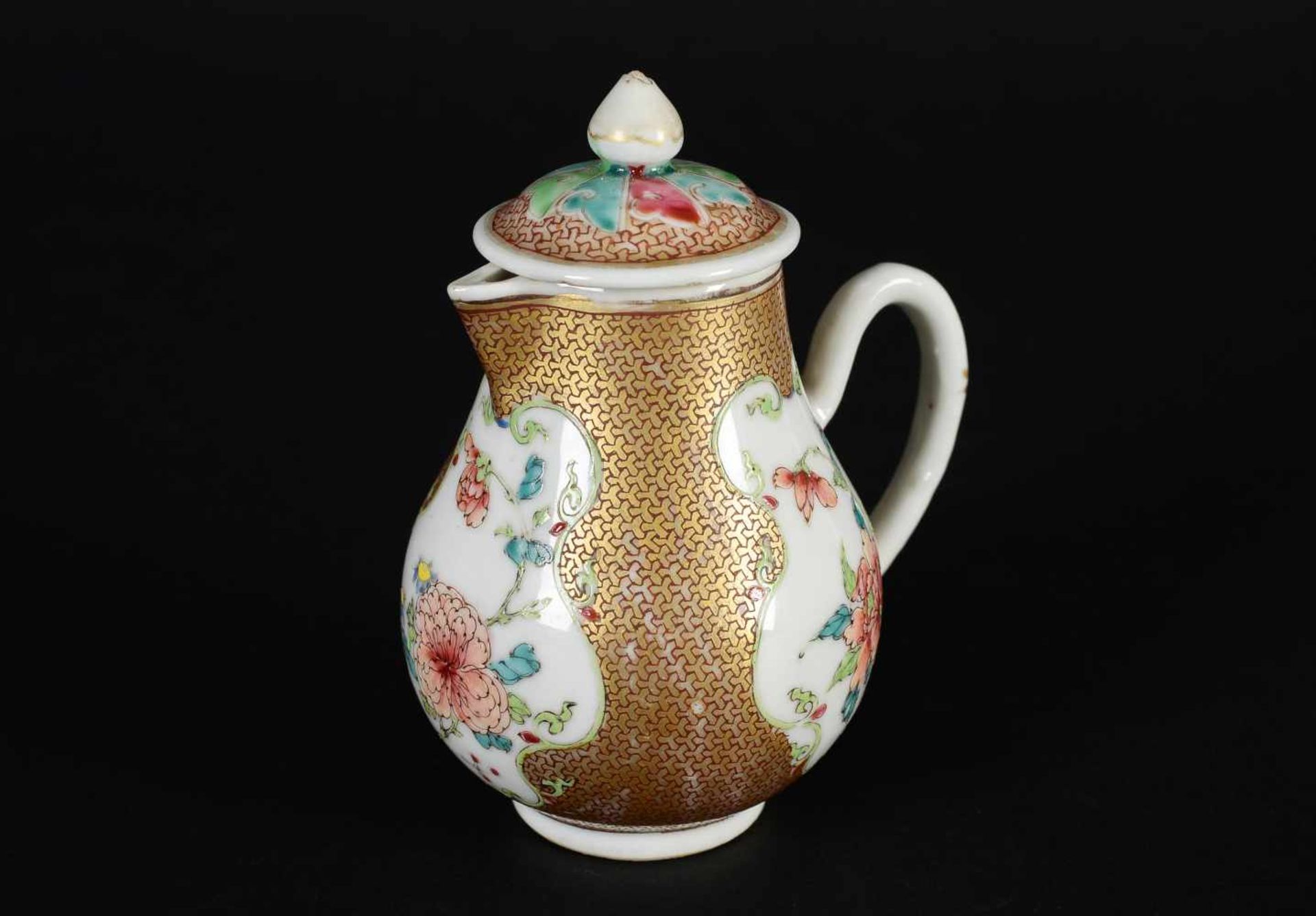 A famille rose and gilded porcelain milk jug, decorated with flowers. Unmarked. China, Yongzheng. - Bild 4 aus 8