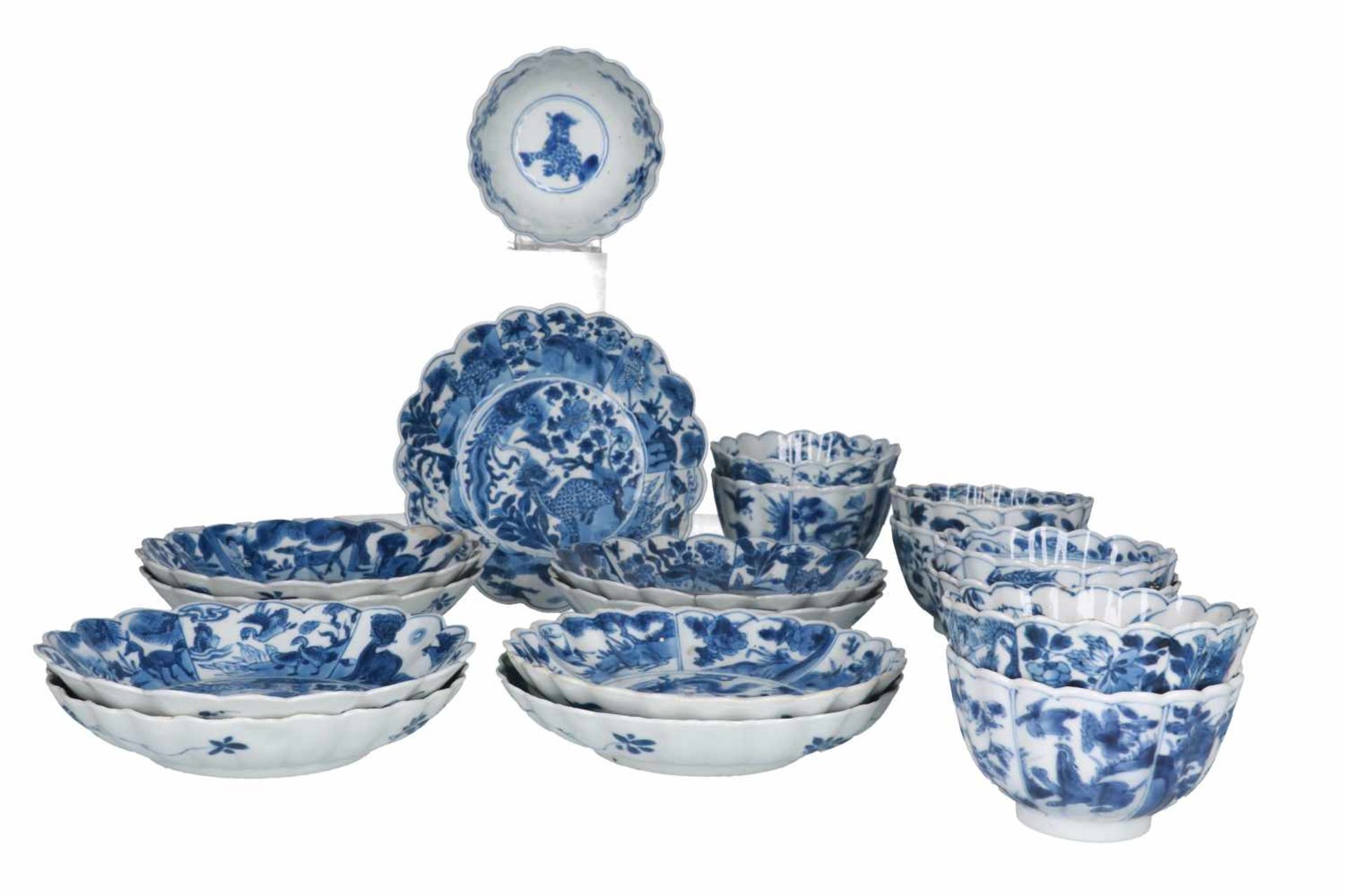 A set of nine blue and white porcelain cups with saucers, with scalloped rim, decorated with - Bild 2 aus 19