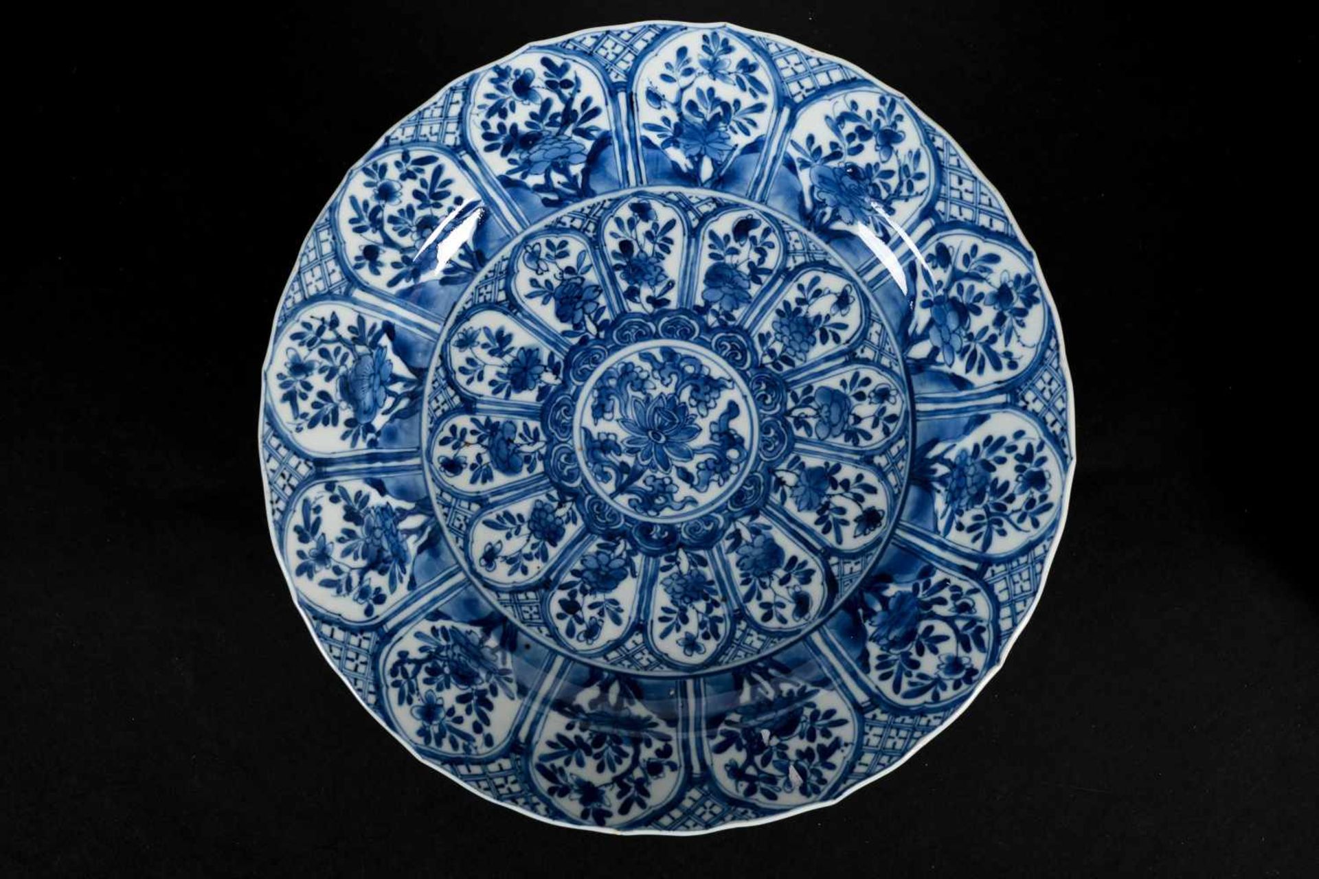 Lot of seven blue and white porcelain dishes with diverse decorations. All marked. China, Kangxi. - Bild 11 aus 12