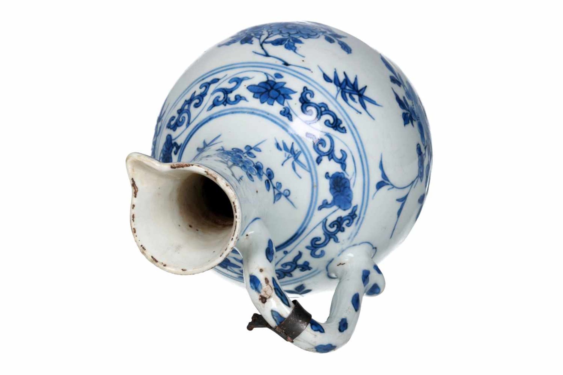 A blue and white porcelain jug with silver mounting, decorated with flowers. Unmarked. China, - Bild 5 aus 6