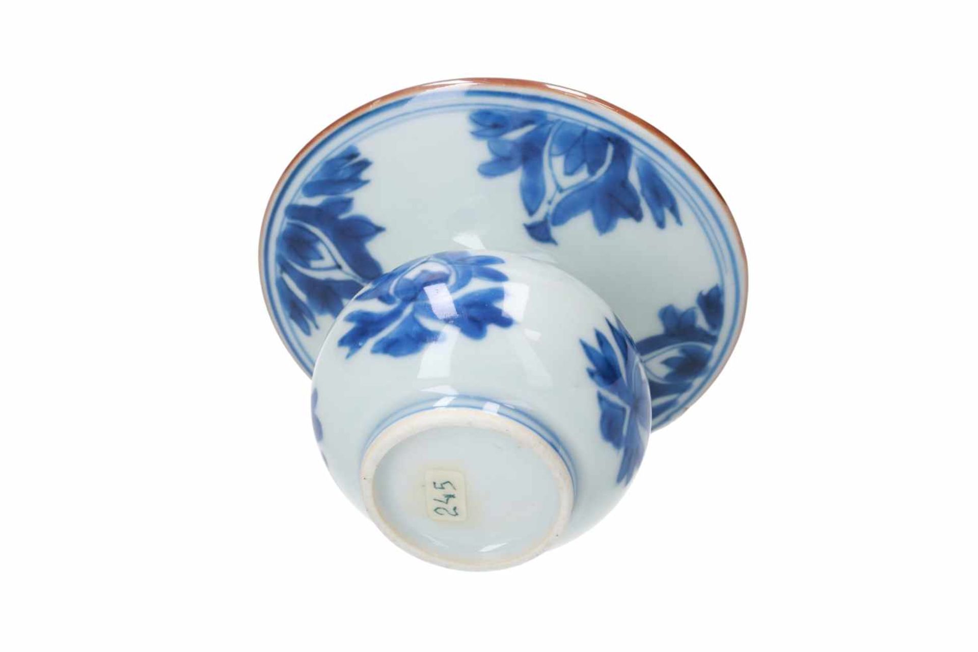 A blue and white porcelain cuspidor, decorated with flowers. Unmarked. China, Kangxi. Provenance: - Bild 5 aus 5