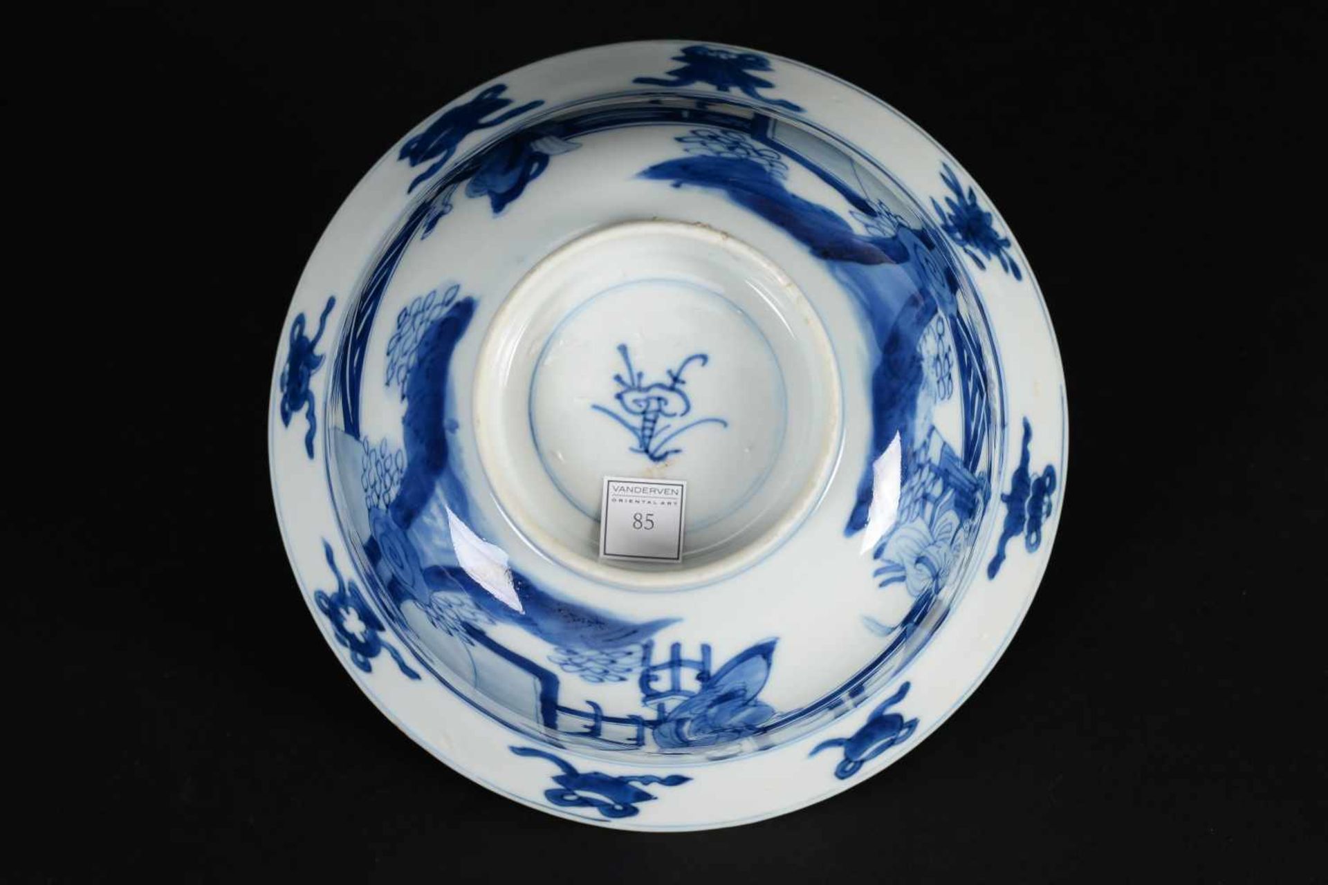 A pair of blue and white porcelain bowls, decorated with figures on a terrace, little boys and - Bild 18 aus 20